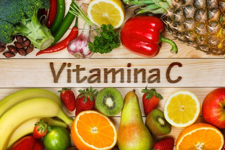 Vitamina C: para que serve, alimentos, deficiência e como usar