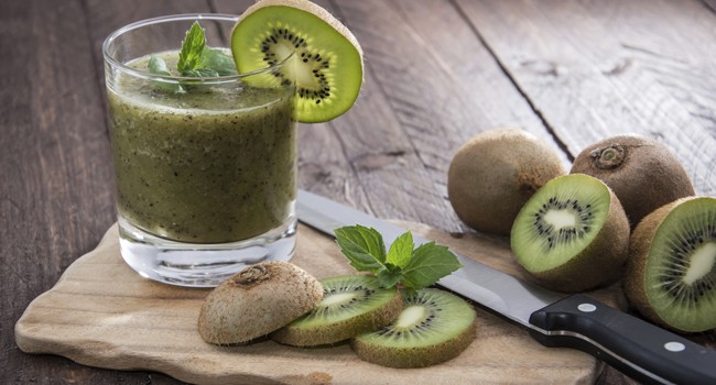 beneficios do suco de kiwi