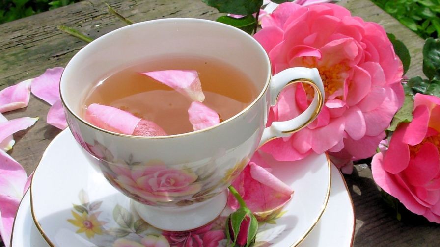 Chá de Rosa serve para quê? Veja benefícios e como fazer