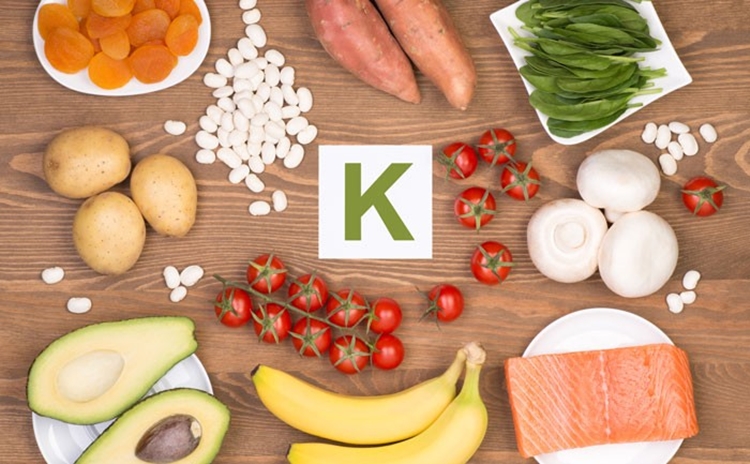 Vitamina K: para que serve, alimentos, deficiência e como usar