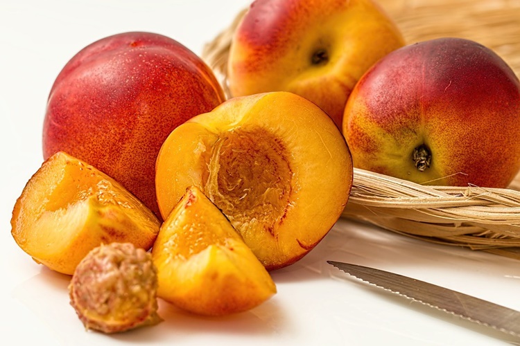 Nectarina fruta: 32 benefícios, informação nutricional e usos