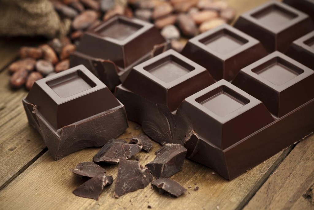 Chocolate Escuro: 7 benefícios, informação nutricional e malefícios